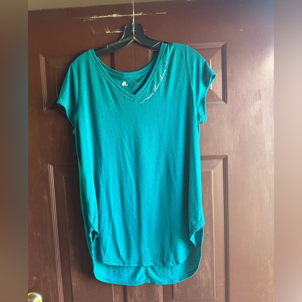 Xersion Short Sleeve Top With V Neck and rounded bottom